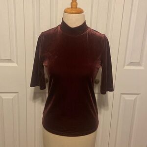 Women’s velvet shorts sleeve mock neck top